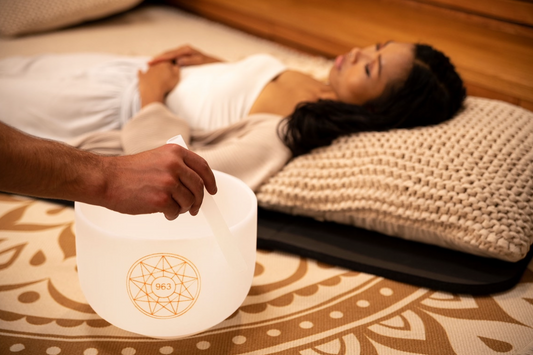 Bols chantants Solfeggio 963Hz éveille tout système à son état originel parfait