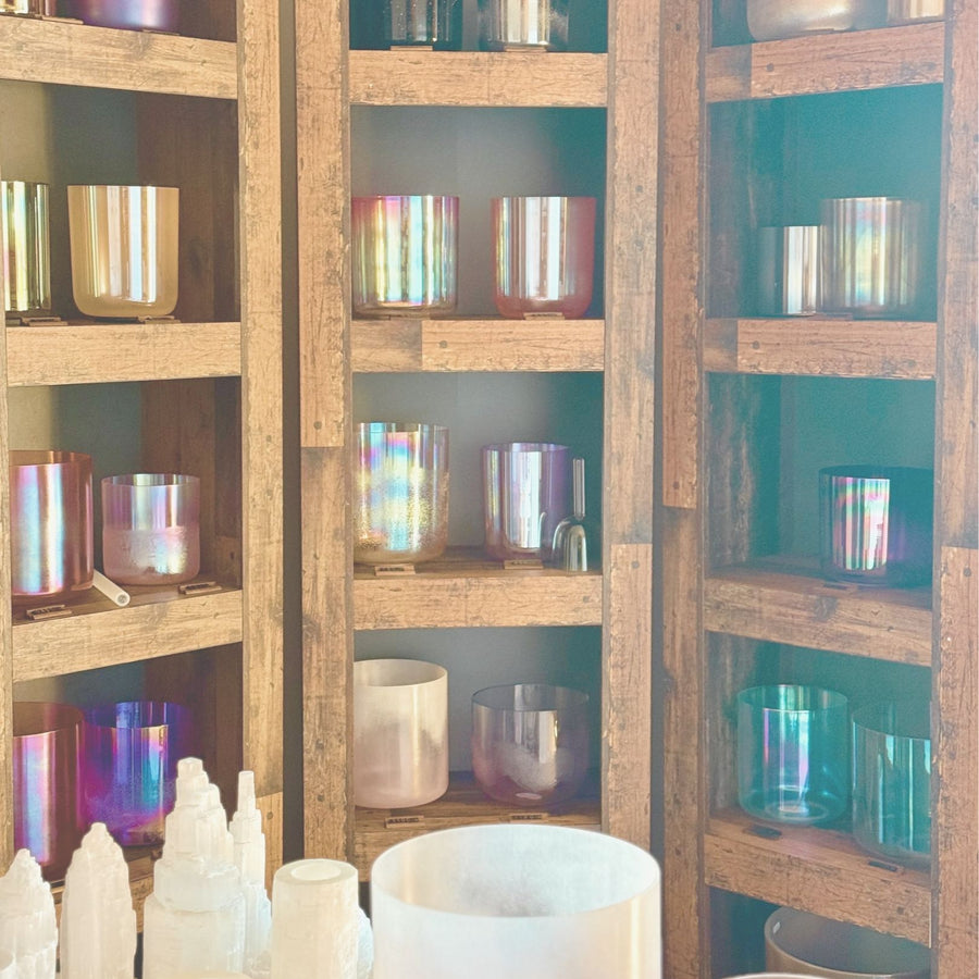 Vitrines de bols en cristal colorés à la Boutique Sonore de Cudrefin